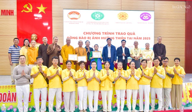 Đoàn trao 2.000 phần quà đến người dân Hà Tĩnh và Quảng Bình