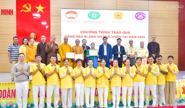 Đoàn trao 2.000 phần quà đến người dân Hà Tĩnh và Quảng Bình