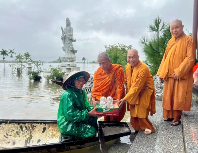 Tặng quà đến 1 cụ già