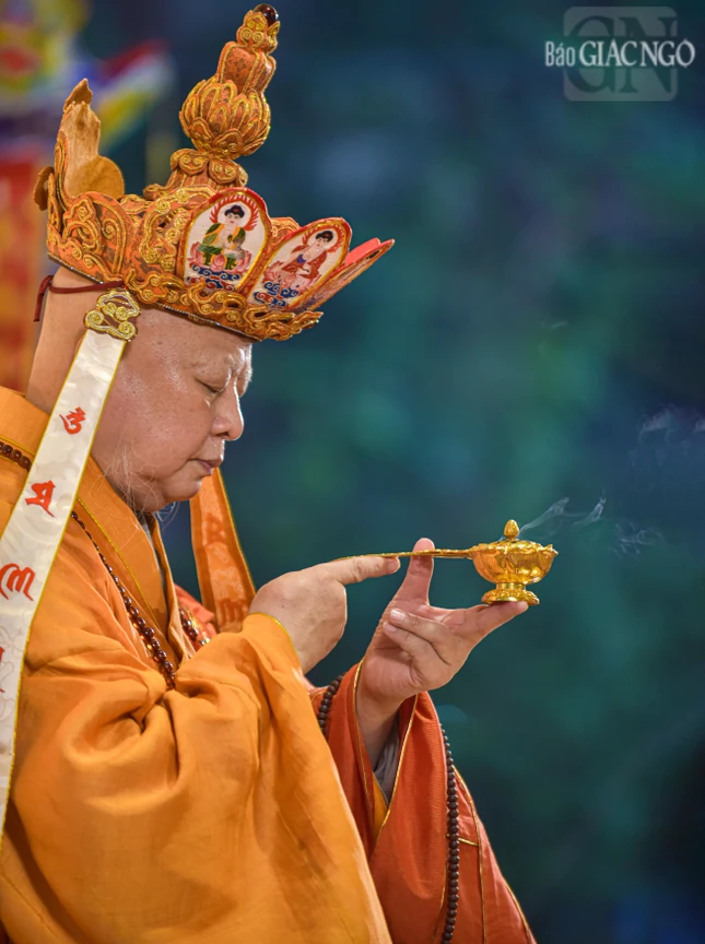 Hòa thượng Thích Lệ Trang thực hiện khoa cam lộ thí thực theo nghi thức truyền thống