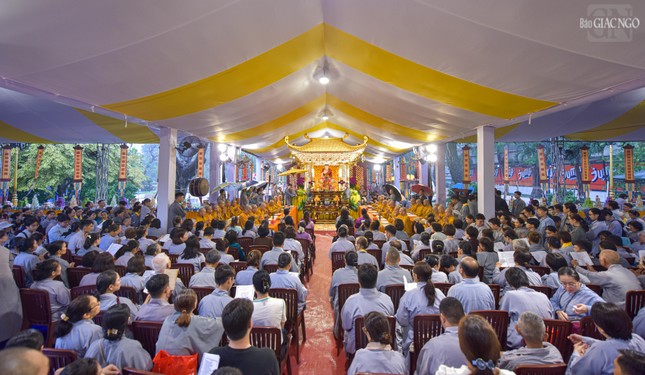 Đông đảo Phật tử, thân nhân liệt sĩ, chiến sĩ, gia đình có người thân an táng tại Nghĩa trang Đô Thành cũ tham dự cầu nguyện