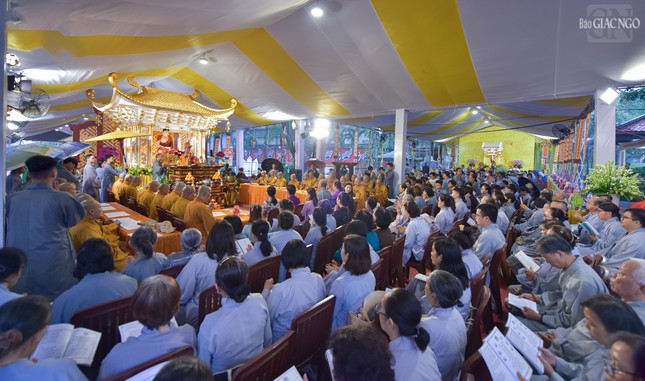 Quang cảnh buổi lễ tại Nghĩa trang Đô Thành cũ - Công viên văn hóa Lê Thị Riêng vào chiều 9-11