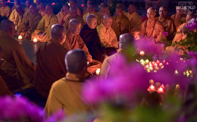 Chư vị giáo thọ, Tăng Ni sinh khóa V - Học viện Phật giáo VN tại TP.HCM thắp nến tưởng niệm