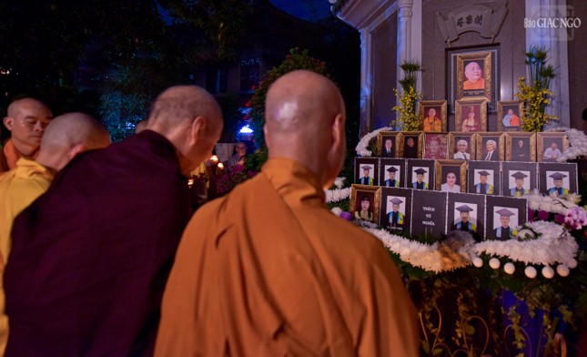 Tri ân cố Trưởng lão Hòa thượng Viện trưởng Thích Minh Châu, chư vị giáo thọ sư, Tăng Ni sinh qua đời