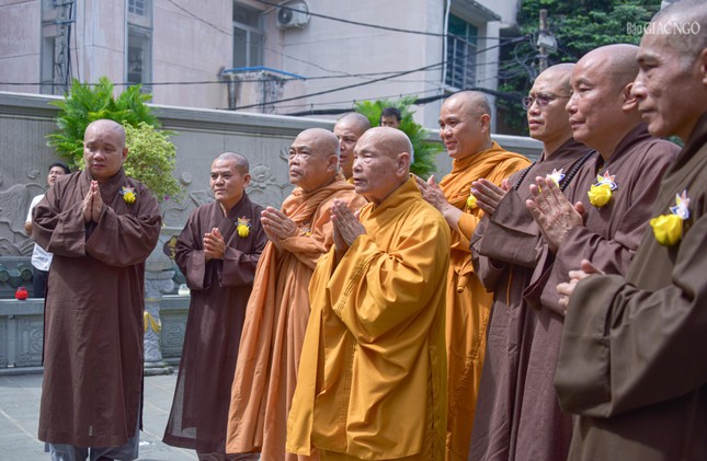 Trưởng lão Hòa thượng Thích Thiện Nhơn cùng chư tôn đức tưởng niệm cố Trưởng lão Hòa thượng Thích Minh Châu tại tháp Pháp Lạc trong khuôn viên thiền viện Vạn Hạnh