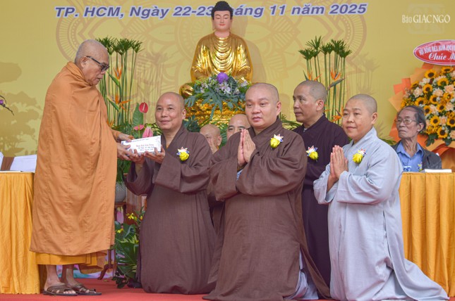 Dâng tịnh tài hỗ trợ xây dựng Hội trường Thích Minh Châu tại khuôn viên của Trường Nava Nalanda Mahavihara (Ấn Độ)