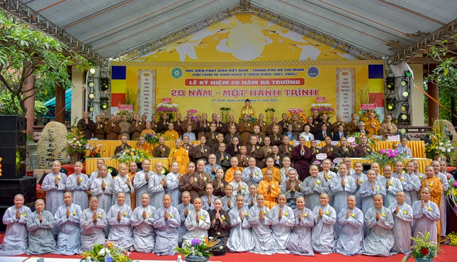 Các Tăng Ni sinh khóa V chụp hình lưu niệm cùng các giáo thọ sư