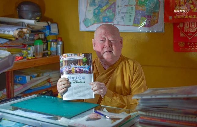 Hòa thượng Thích Duy Trấn giới thiệu những hoạt động giúp ích cho cộng đồng của Câu lạc bộ Hành Trình Xanh chùa Liên Hoa được đăng tải trên Báo Giác Ngộ