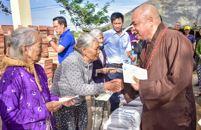 Hơn 1.000 phần quà được phái đoàn GHPGVN trao tặng đến người dân tỉnh Đắk Lắk (Phú Yên cũ)