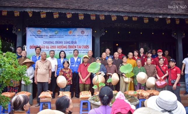 Phái đoàn lãnh đạo Ủy ban MTTQVN TP.HCM, GHPGVN và các đơn vị tiếp tục chia sẻ khó khăn với bà con tại tỉnh Khánh Hòa