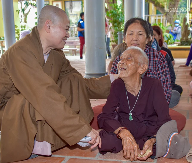 Một cụ già hoan hỷ trước những lời động viên của các thành viên trong đoàn