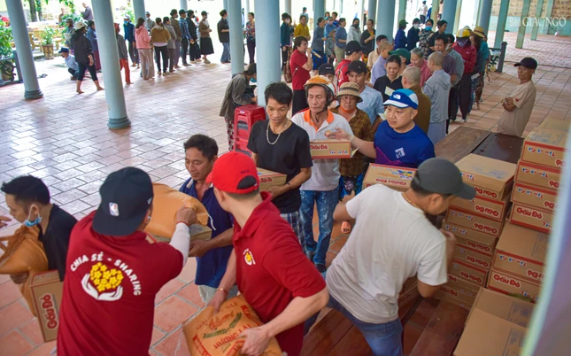 Hơn 1.000 phần quà được trao đến người dân tỉnh Khánh Hòa