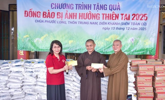 Ni trưởng Thích nữ Huệ Tuyến, Phó Trưởng ban Kinh tế - Tài chính T.Ư, Phó Trưởng ban Từ thiện xã hội Phật giáo TP.HCM và bà Nguyễn Thị Tranh, Trưởng nhóm Chia sẻ Sharing cúng dường tịnh tài hỗ trợ các chùa bị ảnh hưởng bởi lũ lụt trên địa bàn tỉnh Khánh Hòa