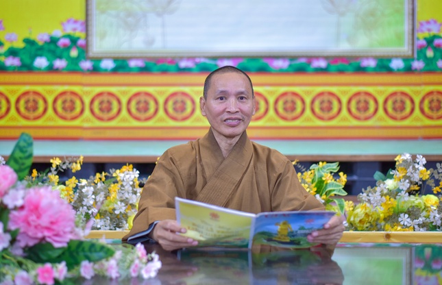 Thượng tọa Thích Minh Quang, nguyên Trưởng ban Trị sự GHPGVN Q.1 cũ (TP.HCM), quyền trụ trì tổ đình Vạn Thọ bên ấn phẩm Báo Giác Ngộ