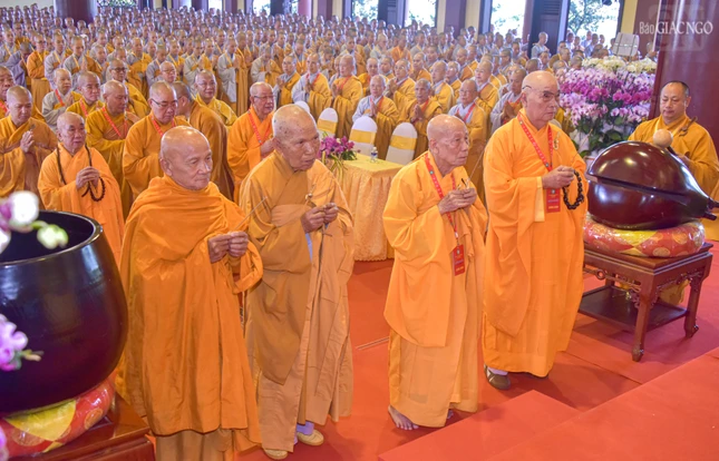 Chư tôn đức dâng hương tưởng niệm lần thứ 717 Đức vua - Phật hoàng Trần Nhân Tông nhập Niết-bàn