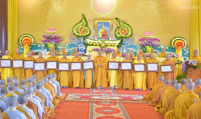 Ban Tổ chức Đại giới đàn Chơn Thành cũng đã tặng Bằng tuyên dương công đức đến chư tôn đức Tăng, Ni các Tiểu ban