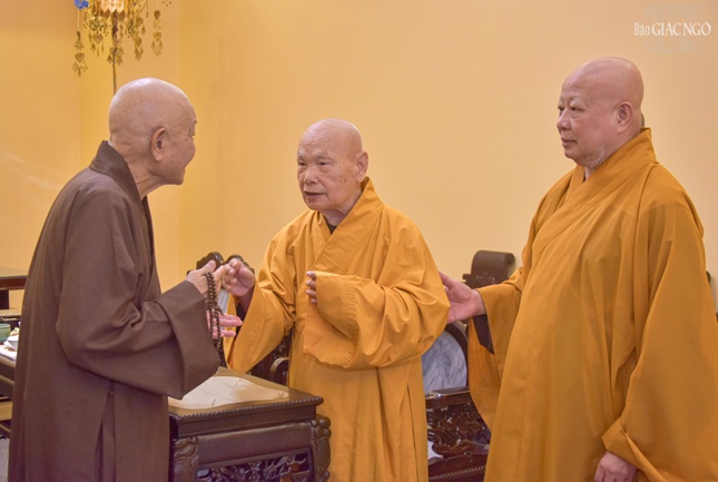 Trưởng lão Hòa thượng Thích Minh Thông - hành giả tham dự Tuần huân tu đón tiếp Trưởng lão Hòa thượng Thích Thiện Nhơn, Phó Pháp chủ Hội đồng Chứng minh, Chủ tịch Hội đồng Trị sự đến thăm và sách tấn Tăng Ni