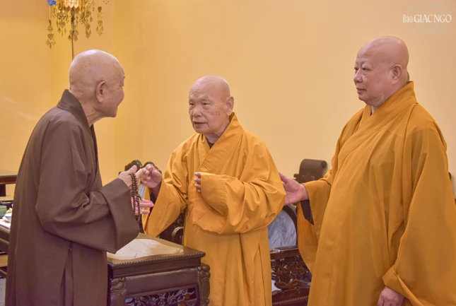 Trưởng lão Hòa thượng Thích Minh Thông - hành giả tham dự Tuần huân tu đón tiếp Trưởng lão Hòa thượng Thích Thiện Nhơn, Phó Pháp chủ Hội đồng Chứng minh, Chủ tịch Hội đồng Trị sự đến thăm và sách tấn Tăng Ni