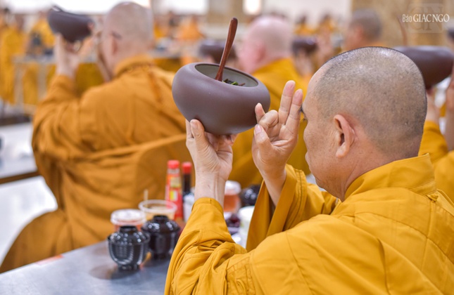 Chư Tăng thực hiện nghi thức Quá đường