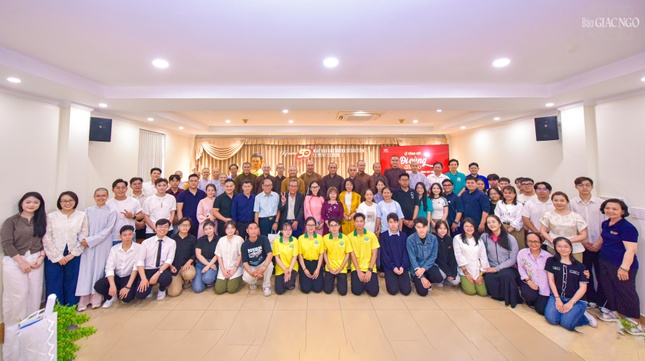 Các thành viên chụp hình lưu niệm tại tòa soạn Báo Giác Ngộ