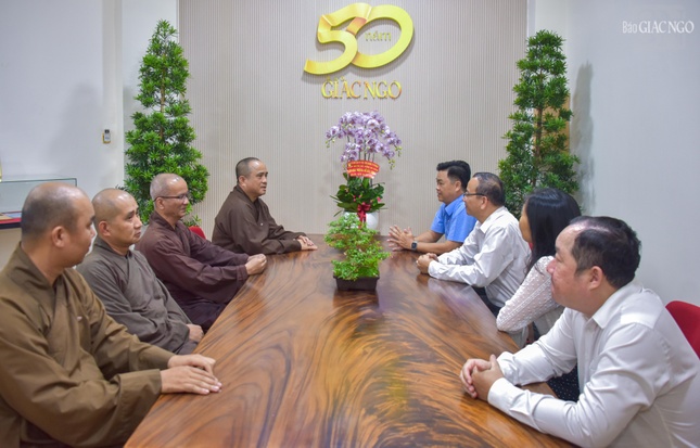 Thượng tọa Thích Tâm Hải chia sẻ chương trình hoạt động trong sự kiện Kỷ niệm 50 năm ngày Báo Giác Ngộ ra số đầu tiên (1-1-1976 – 1-1-2026) đến các phái đoàn lãnh đạo Ban Tuyên giáo và Dân vận Thành ủy TP.HCM