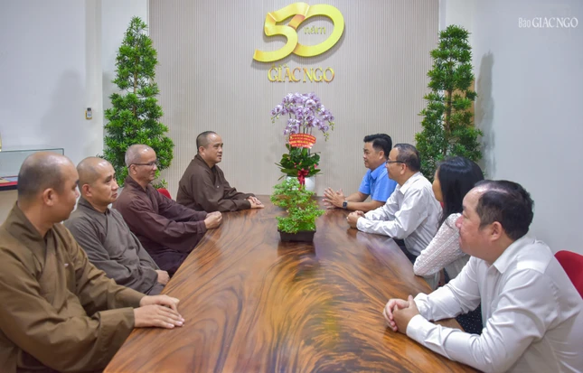 Thượng tọa Thích Tâm Hải chia sẻ chương trình hoạt động trong sự kiện Kỷ niệm 50 năm ngày Báo Giác Ngộ ra số đầu tiên (1-1-1976 – 1-1-2026) đến các phái đoàn lãnh đạo Ban Tuyên giáo và Dân vận Thành ủy TP.HCM