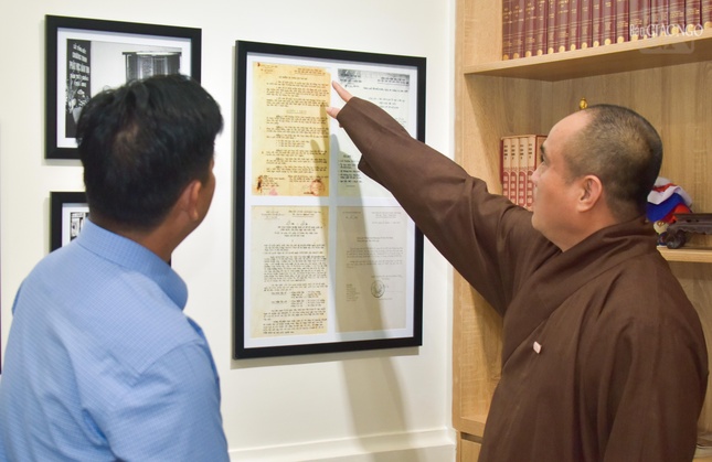 Thượng tọa Thích Tâm Hải giới thiệu lịch sử hình thành và phát triển của Báo Giác Ngộ đến ông Lê Văn Minh