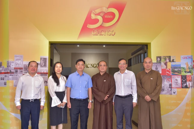 Đoàn chụp hình lưu niệm tại trụ sở tòa soạn Báo Giác Ngộ