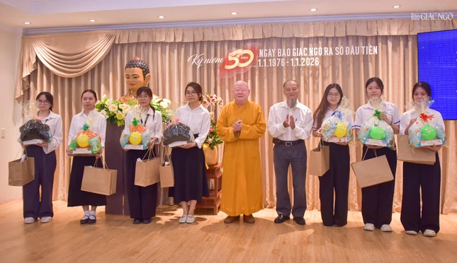 Chương trình trao tặng 50 phần học bổng đến các em học sinh, sinh viên có hoàn cảnh khó khăn, đạt thành tích tốt trong học tập trên địa bàn TP.HCM