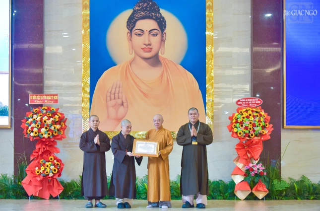 Hòa thượng Thích Nhựt Hỷ tặng Bằng tuyên dương công đức của Ban Thường trực Ban Trị sự GHPGVN TP.HCM đến tập thể Văn Phòng Ban Thông tin – Truyền thông Phật giáo TP.HCM