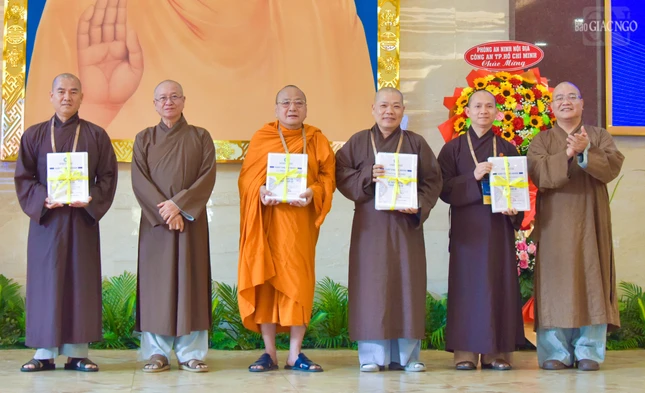 Ban Thông tin – Truyền thông Phật giáo TP.HCM trao Giấy chứng nhận tham gia Khóa bồi dưỡng Trí tuệ nhân tạo (AI) và chuyển đổi số đến học viên