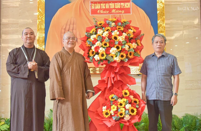 Ông Vũ Huy Long tặng lẵng hoa chúc mừng của Sở Dân tộc và Tôn giáo TP.HCM