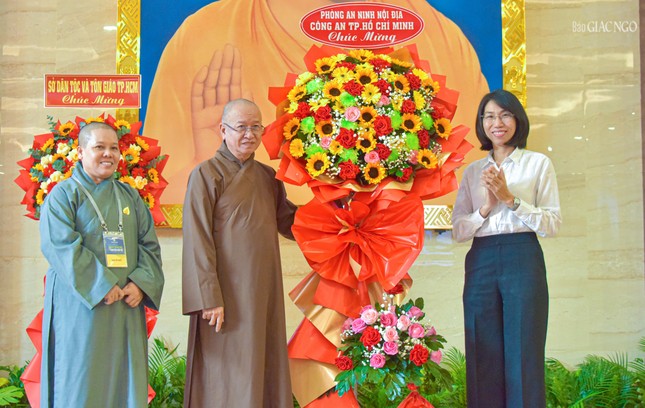 Thượng tá Phạm Thị Yến Bình, Phó Trưởng phòng An ninh nội địa - Công an TP.HCM tặng hoa chúc mừng