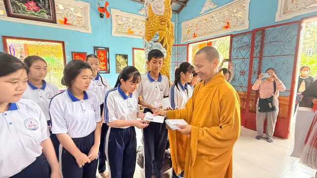 Trao học bổng đến các em học sinh