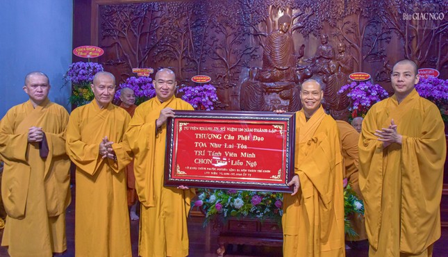 Thượng tọa Thích Phước Nguyên tặng khánh vàng chúc mừng