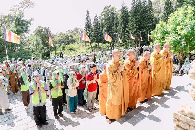 Các thành viên cầu nguyện trước khi thực hiện nghi thức tam bộ nhất bái Các thành viên cầu nguyện trước khi thực hiện nghi thức tam bộ nhất bái