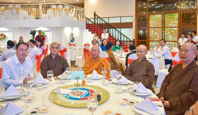 Chư tôn đức Ban Thường trực Ban Trị sự GHPGVN TP.HCM (từ trái sang): Thượng tọa Thích Tâm Hải, Hòa thượng Thích Giác Pháp, Thượng tọa Thích Thiện Quý, Hòa thượng Thích Huệ Công - là thành viên Ủy ban MTTQVN TP.HCM tham dự buổi họp mặt