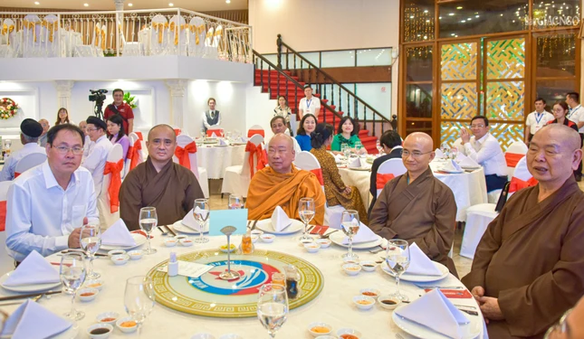 Chư tôn đức Ban Thường trực Ban Trị sự GHPGVN TP.HCM (từ trái sang): Thượng tọa Thích Tâm Hải, Hòa thượng Thích Giác Pháp, Thượng tọa Thích Thiện Quý, Hòa thượng Thích Huệ Công - là thành viên Ủy ban MTTQVN TP.HCM tham dự buổi họp mặt Chư tôn đức Ban Thường trực Ban Trị sự GHPGVN TP.HCM (từ trái sang): Thượng tọa Thích Tâm Hải, Hòa thượng Thích Giác Pháp, Thượng tọa Thích Thiện Quý, Hòa thượng Thích Huệ Công - là thành viên Ủy ban MTTQVN TP.HCM tham dự buổi họp mặt