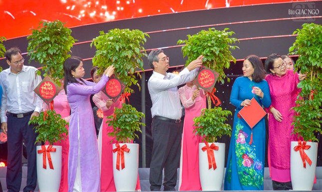 Ông Nguyễn Phước Lộc cùng các vị lãnh đạo thực hiện nghi thức khai mạc Ngày hội "Xuân đoàn kết - Tết nghĩa tình"