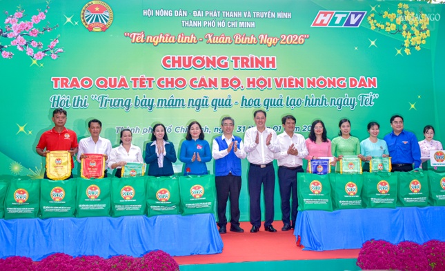 Trao quà Tết đến cán bộ, hội viên nông dân