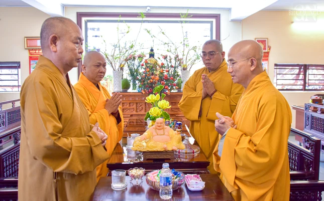 Thượng tọa Thích Thiện Quý tri ân tình cảm mà đoàn dành đến nhân dịp Tết Bính Ngọ gần kề