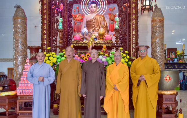 Thăm ,chúc Tết Hòa thượng Thích Hiển Đức và Ni trưởng Thích nữ Huệ Tuyến tại chùa Quan Âm