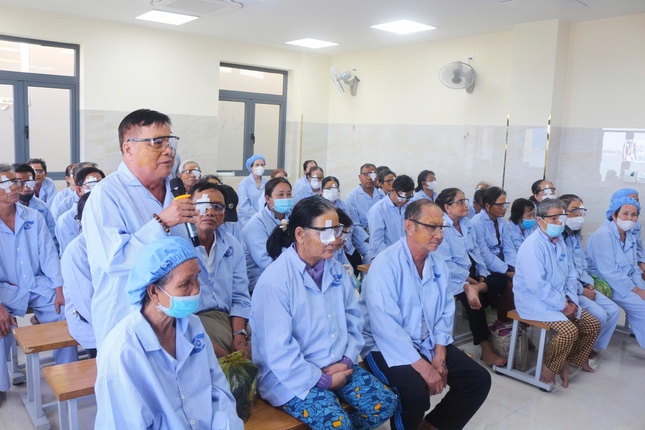 Các bệnh nhân nghèo được mổ mắt miễn phí cảm ơn các nhà tài trợ