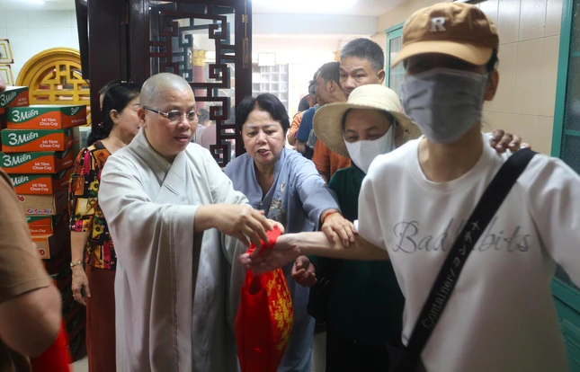 Chùa Pháp Quang trao quà đến người dân