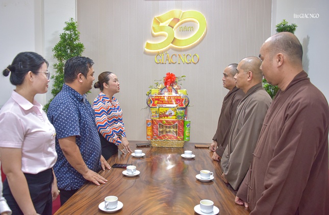 Bà Hà Thị Thu Hiền chúc Tết Bính Ngọ đến tập thể Báo Giác Ngộ