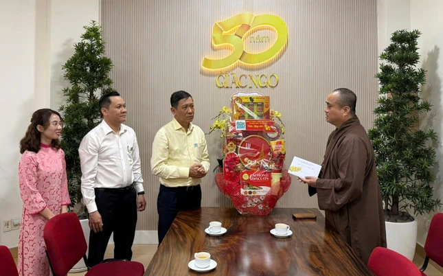 Ông Trần Xuân Điền chúc Tết đến Thượng tọa Thích Tâm Hải