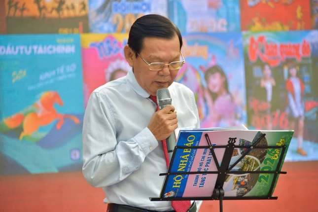 Nhà báo Nguyễn Tấn Phong phát biểu