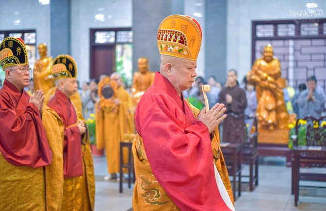 Hòa thượng Thích Lệ Trang đương vi đệ nhất đàn chủ tại Pháp hội Dược Sư được tổ chức tại chùa Phổ Quang