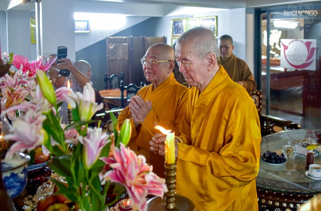 Trưởng lão Hòa thượng Thích Thiện Xuân, Thành viên Hội đồng Chứng minh dâng hương tưởng niệm Giác linh Đại lão Hòa thượng Thích Đạt Thanh Trưởng lão Hòa thượng Thích Thiện Xuân, Thành viên Hội đồng Chứng minh dâng hương tưởng niệm Giác linh Đại lão Hòa thượng Thích Đạt Thanh