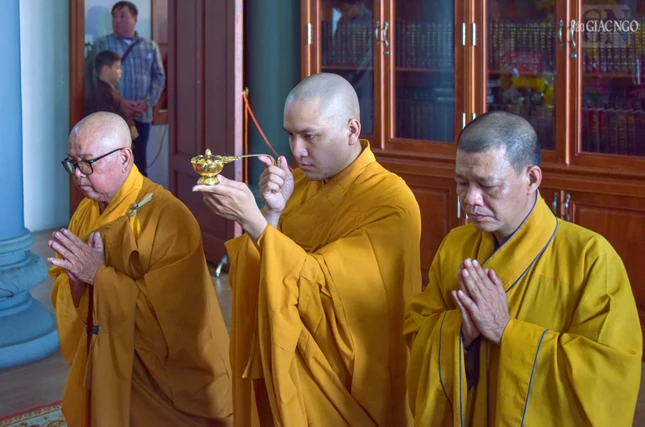 Đại đức Thích Trung Tín, trụ trì chùa Long Quang cùng môn đồ pháp quyến dâng hương cúng dường Giác linh Đại lão Hòa thượng Thích Đạt Thanh Đại đức Thích Trung Tín, trụ trì chùa Long Quang cùng môn đồ pháp quyến dâng hương cúng dường Giác linh Đại lão Hòa thượng Thích Đạt Thanh